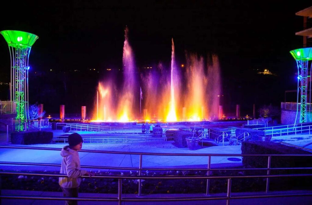 16. Branson Landing Fountain Show