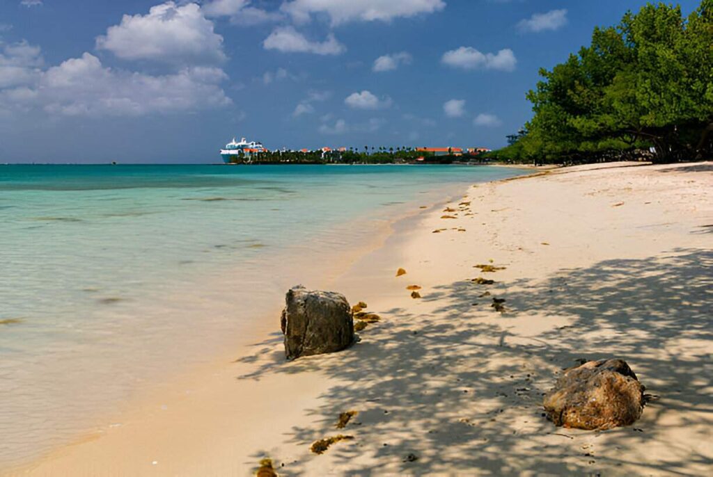 Surfside-Beach-in-Aruba